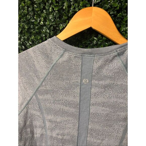 Lululemon Swiftly Tech Size 10 Short Sleeve - Picture 4 of 4